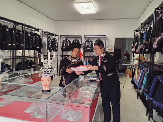 端节期间工作人员着民族服务进行反诈宣传