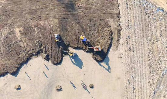 中国水电三局的工作人员正在大坝填筑。魏鹏慧 摄