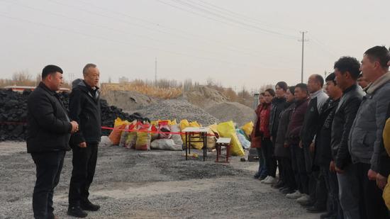“暖心煤”发放现场。