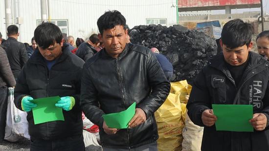 村民正在听安全生产知识宣传。