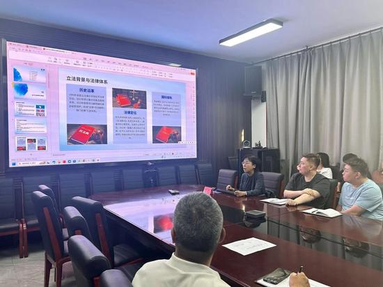 任耘正在进行普法宣传授课。图片由受访者本人提供