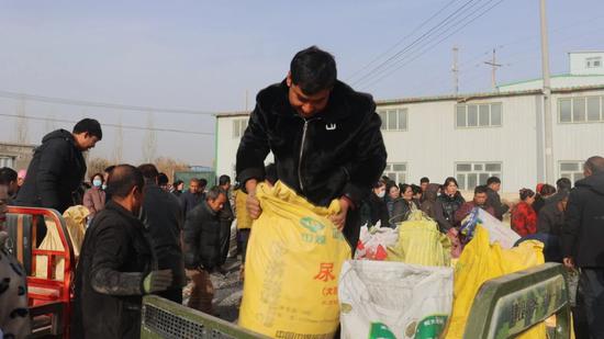 村民将称重好的“暖心煤”装车4