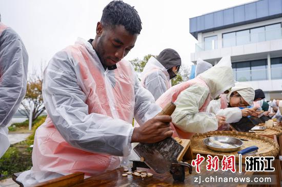11月17日，国际选手在比赛中切白芍。 肖健 摄