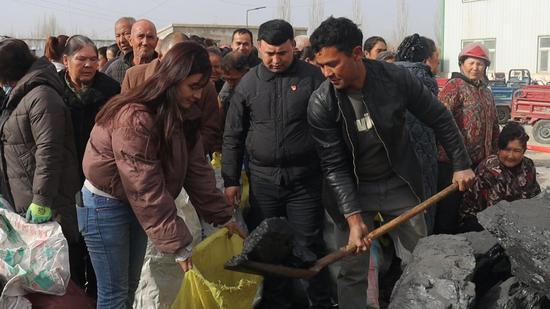 村民正在将“暖心煤”装袋。