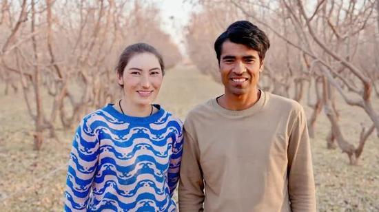 托合提尼亚孜·艾比布拉夫妇。f