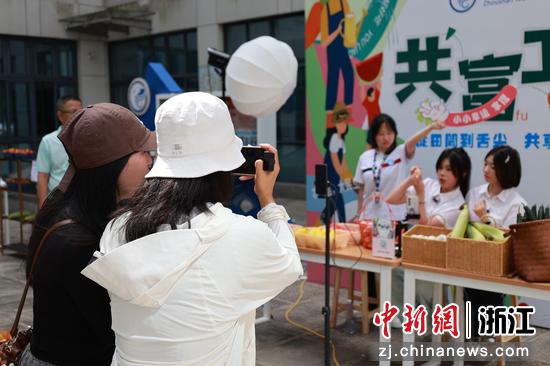 舟山旅游商贸学校开展共富助农直播销售展茅街道农产品（资料图）。&nbsp;&nbsp;舟山旅游商贸学校供图