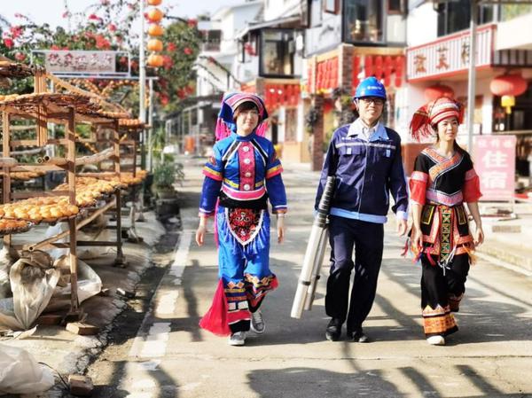 工作人员深入基层服务民众。徐先丽 摄