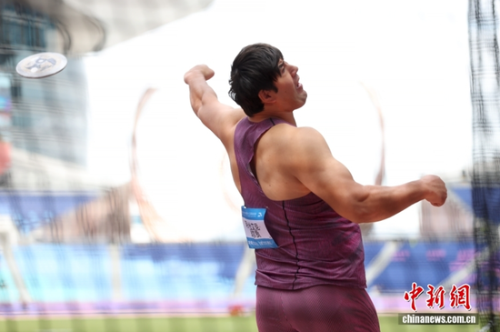 11月20日，第十五届全国运动会田径男子铁饼决赛在广东省奥体中心体育场举行。新疆队阿卜杜艾尼·图尔贡以64米40夺得金牌。 中新社记者 富田 摄