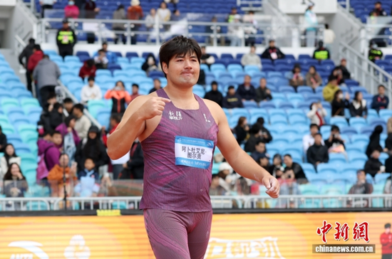 11月20日，第十五届全国运动会田径男子铁饼决赛在广东省奥体中心体育场举行。新疆队阿卜杜艾尼·图尔贡以64米40夺得金牌。 中新社记者 富田 摄