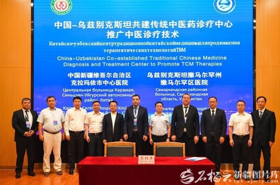 2025年6月18日，中国—上海合作组织数字技术合作发展论坛智慧医疗分论坛在克拉玛依市中心医院开幕。图为该院与乌兹别克斯坦撒马尔罕州撒马尔罕区医院签约合作。许文博摄9