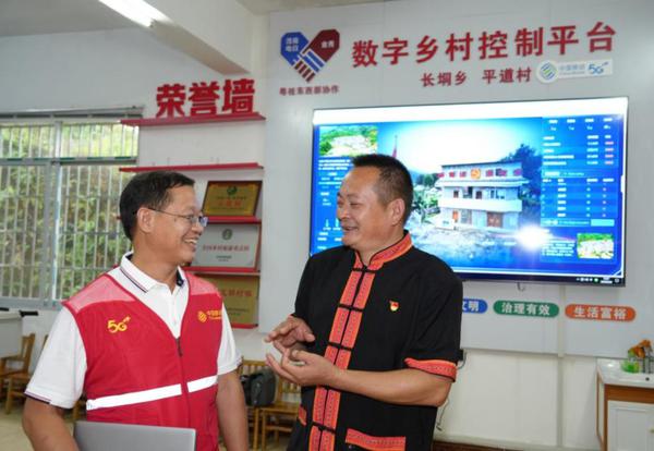移动数字乡村平台让乡村基层治理更智慧。  何俊良 摄