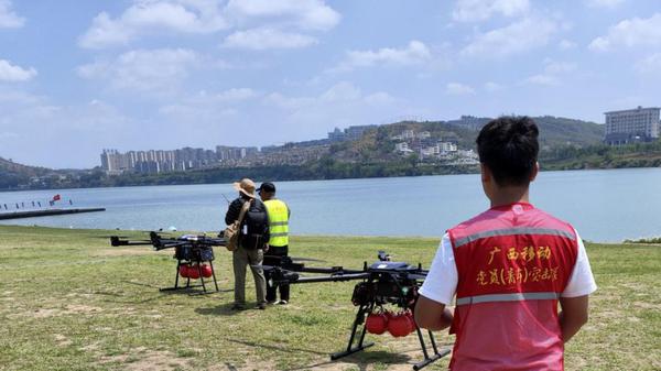 工作人员在演练中运用灭火无人机扑救失控船只。广西移动供图