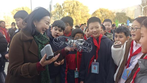 阿合奇县:科普大篷车进校园 学生直呼"太有意思了"