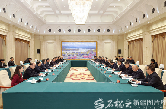 11月20日，自治区党委书记陈小江、自治区主席艾尔肯·吐尼亚孜在乌鲁木齐会见水利部党组书记、部长李国英一行。石榴云/新疆日报记者 崔志坚摄