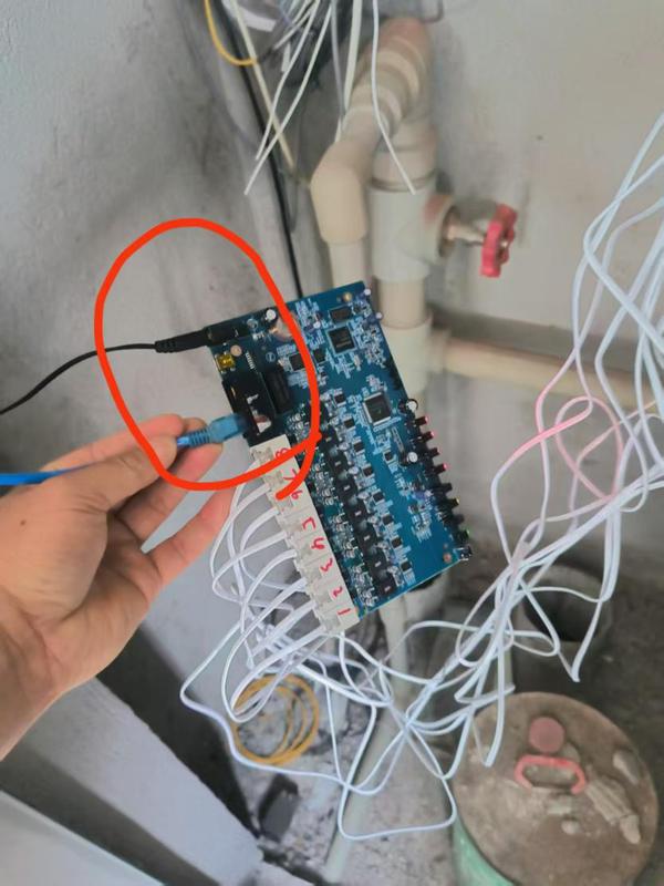 红圈处为不法分子放置的“黑盒子”元器件。广西移动供图