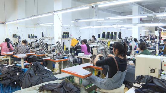 贵州佰斯乐服装有限公司衣服加工车间一派忙碌景象
