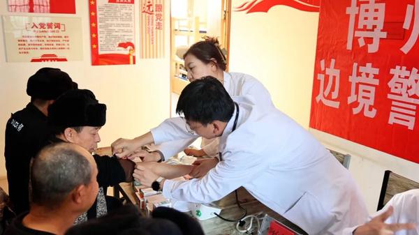 医护人员正在为边境一线人员测量血压。格日乐图 摄 医护人员正在为边境一线人员测量血压。格日乐图 摄