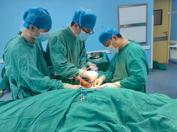 医生成功实施手术。广西壮族自治区人民医院 供图
