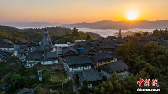 图为11月25日在天鹅山航拍的云海景观。吴德军 摄