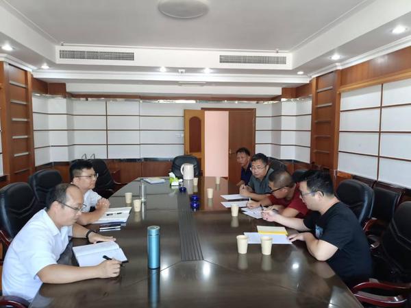 接待靖西禄峒烟站施工方及民工。罗家胜 摄