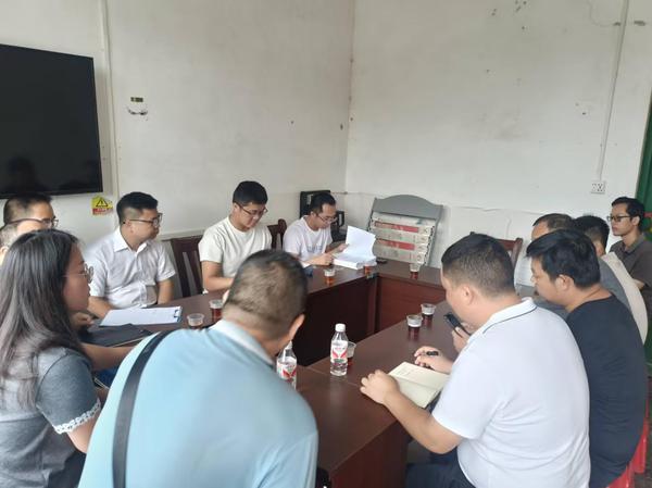 召开靖西武平烟站参建各方现场会议。覃江 摄