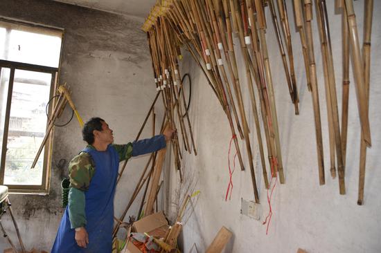 图为杜庆仁制作芦笙的作坊。 唐腾 摄