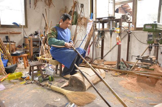 图为杜庆仁的芦笙作坊（柳州市融水县烟草专卖局。吴俊鹏 摄