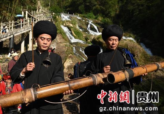 11月25日，在松桃苗族自治县盘石镇响水洞村，巴狄雄在进行接龙活动开始前的祭祀。谢慧芳摄