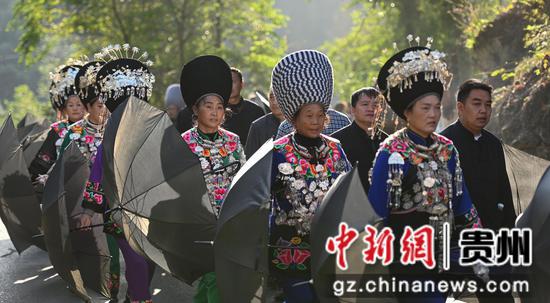 11月25日，在松桃苗族自治县盘石镇响水洞村，村民在举行“接龙”活动。 谢慧芳摄