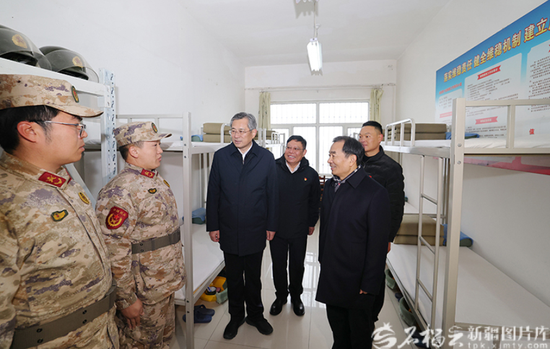 11月26日，自治区党委书记、兵团党委第一书记、第一政委陈小江在兵团第八师石河子市石河子总场十一连，了解连队建设情况。石榴云/新疆日报记者 崔志坚摄e