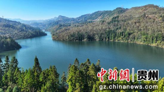 七星关区文阁乡毛栗水库碧波荡漾。万飘阳 摄