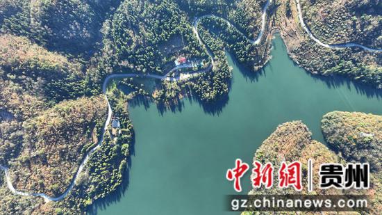 七星关区文阁乡毛栗水库碧波荡漾。万飘阳 摄