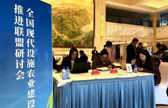 11月26日，工作人员在为南疆现代设施农业高质量发展工作推进会做相关准备。