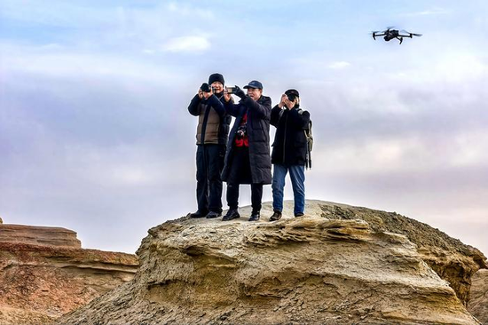 11月20日，3名摄影师在世界魔鬼城景区取景。克拉玛依融媒记者 闵勇 摄