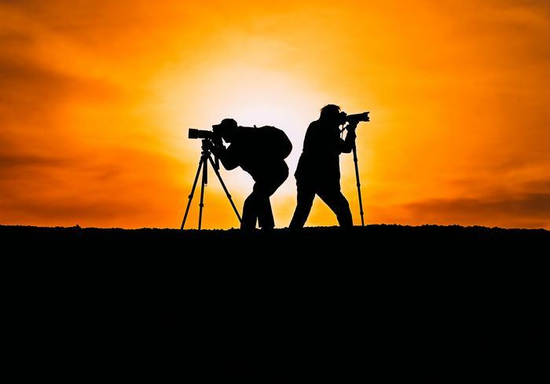 11月21日傍晚，两名在世界魔鬼城创作的摄影师沐浴在夕阳之下。艾克热木江·帕尔哈提 摄