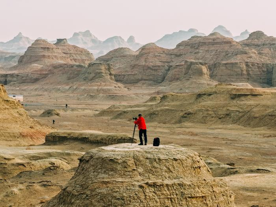 11月21日，一名摄影师在世界魔鬼城景区进行创作。艾克热木江·帕尔哈提 摄