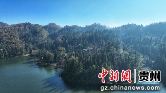 七星关区文阁乡毛栗水库碧波荡漾。万飘阳 摄