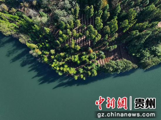 七星关区文阁乡毛栗水库碧波荡漾。万飘阳 摄