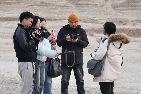 11月20日，市融媒体中心记者采访自治区摄影行业协会旅游摄影专业委员会副主席兼秘书长田霞（右），她畅谈了二次走进世界魔鬼城的创作感受。克拉玛依融媒记者 闵勇 摄