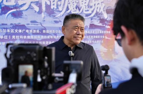 11月20日，新疆摄影家协会党支部书记、副主席，新疆新闻摄影学会执行主席李培锋接受市融媒体中心记者采访。克拉玛依融媒记者 闵勇 摄