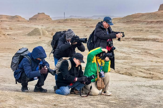 11月20日，落日下的雅丹美景吸引摄影师们取景。克拉玛依融媒记者 闵勇 摄