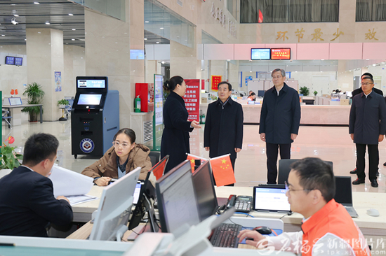 11月26日，自治区党委书记、兵团党委第一书记、第一政委陈小江在兵团第七师胡杨河市政务服务中心，了解各项工作开展情况。石榴云/新疆日报记者 崔志坚摄e