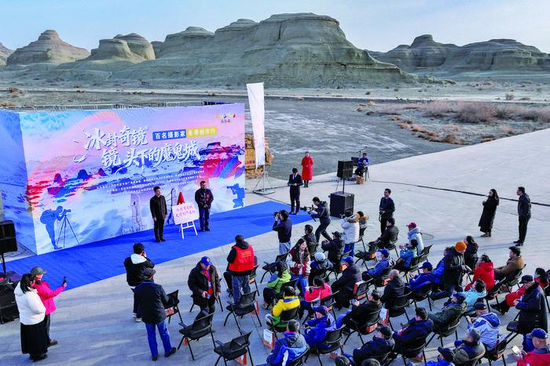 11月20日，“冰封奇境・镜头下的魔鬼城——百名摄影家冬季创作行”活动启幕。克拉玛依融媒记者 闵勇 摄