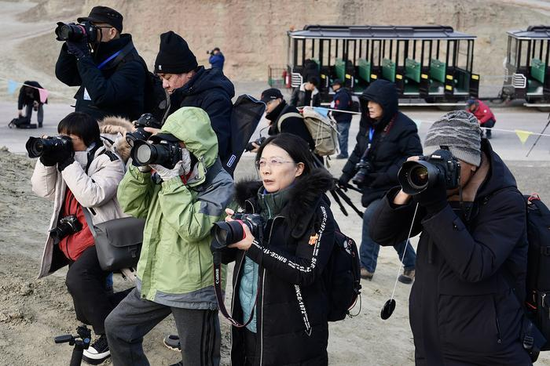 11月20日，来自新疆各地的摄影师在世界魔鬼城景区展开创作。克拉玛依融媒记者 闵勇 摄
