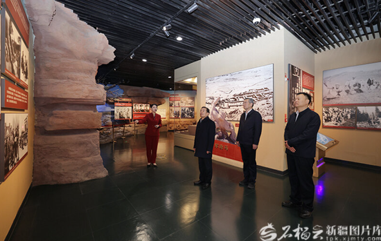 11月26日，自治区党委书记、兵团党委第一书记、第一政委陈小江在新疆兵团军垦博物馆，参观了解兵团建设发展光辉历程和新时代取得的重大成就。石榴云/新疆日报记者 崔志坚摄