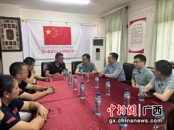 专家组前往援尼医疗队驻地进行慰问并开展座谈交流。王舟 摄