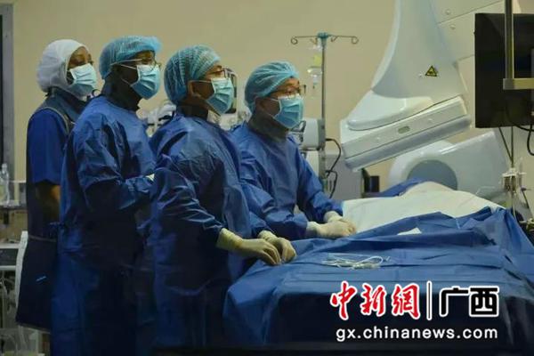 专家组成员与尼方医院医生成功为一名年仅4岁的患儿实施小儿房间隔缺损介入封堵术。王舟 摄