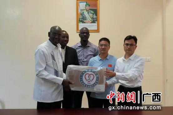 广西壮族自治区人民医院向尼方医院捐赠手术耗材。王舟 摄