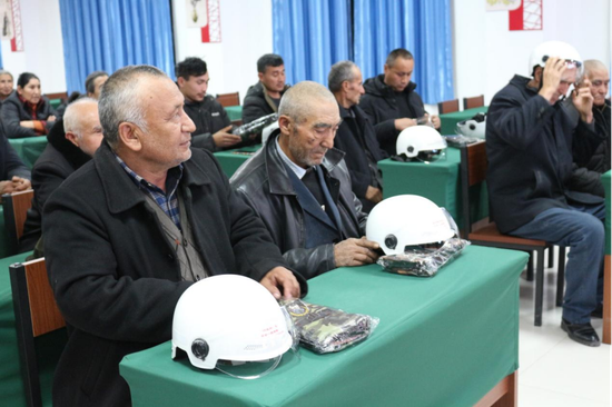 柯坪县玉尔其乡杏花村村民领取安全头盔和手套e