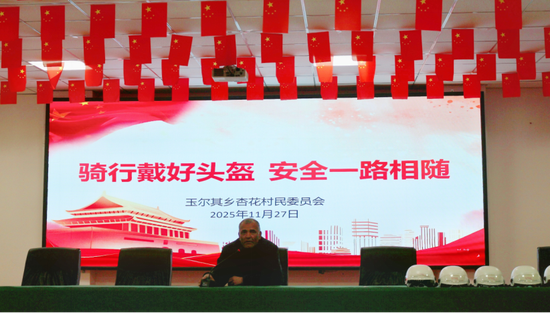 为柯坪县玉尔其乡杏花村村长开展交通安全宣讲。